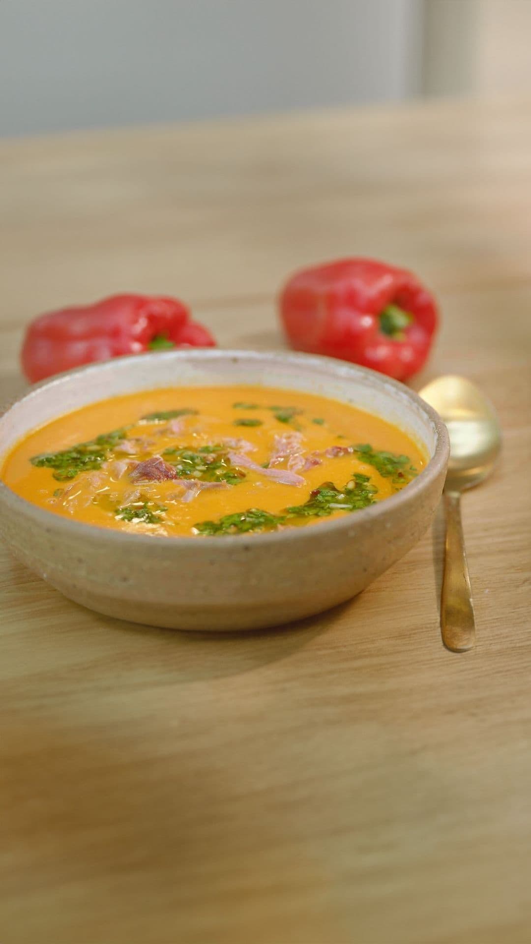 Paprikasoep met gerookt hammetje en peterseliepesto