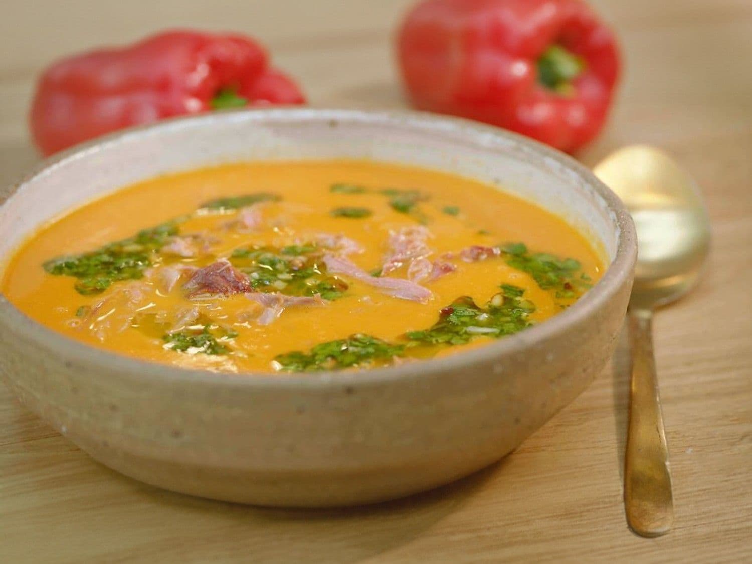 Paprikasoep met gerookt hammetje en peterseliepesto