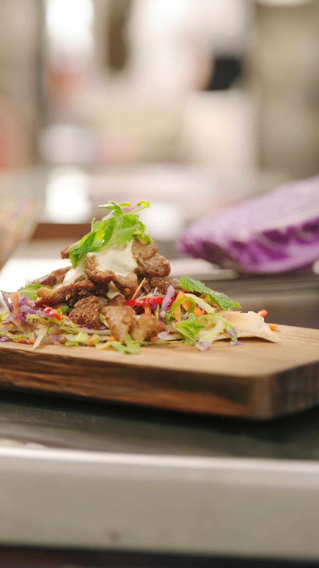 Naanbroodje met varkensvlees en looksaus