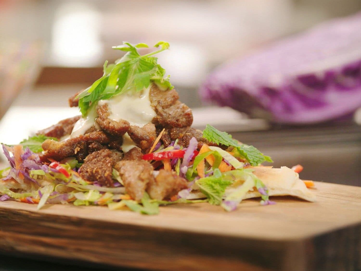 Naanbroodje met varkensvlees en looksaus