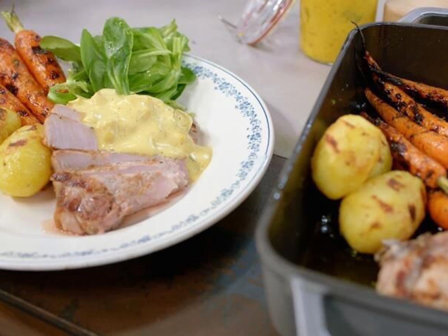 Varkenskotelet met jonge wortelen, picklesmousseline en aardappelen