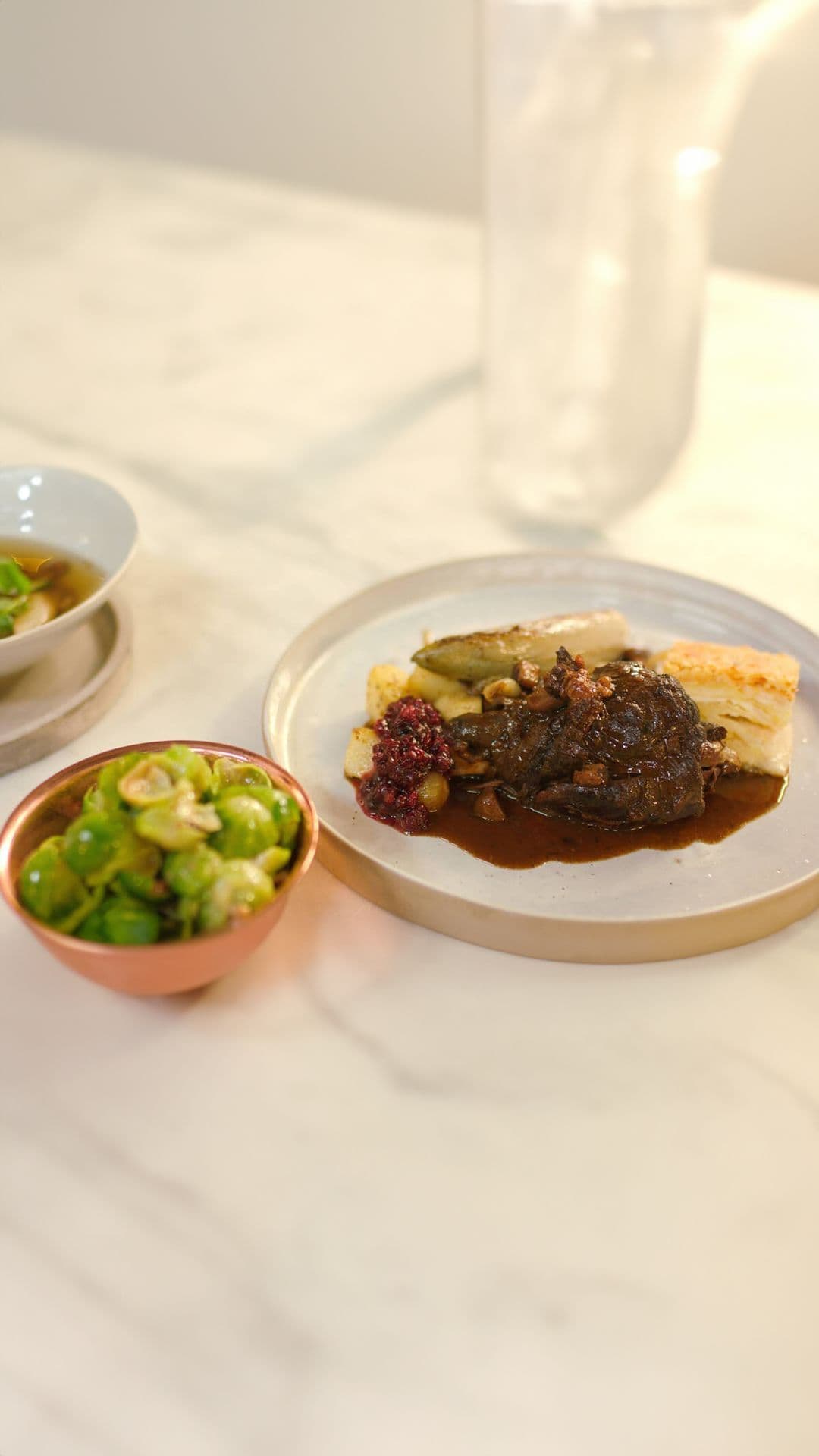 Stoverij van haas met knolselder-aardappelgratin en traditionele kerstgarnituren