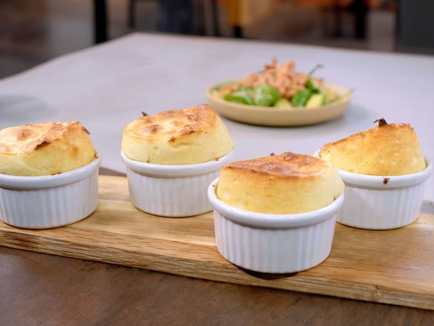 Kaassoufflé met grijze garnalen en avocado