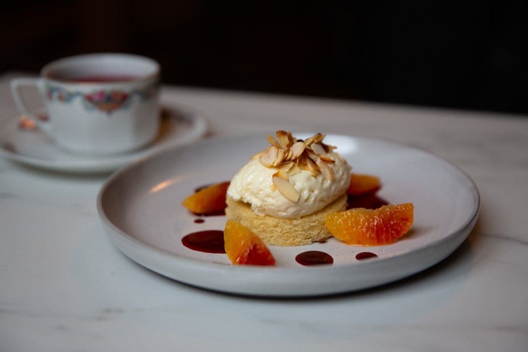 Amandelbiscuit met witte chocolademousse, bloedappelsien en siroop van hibiscus