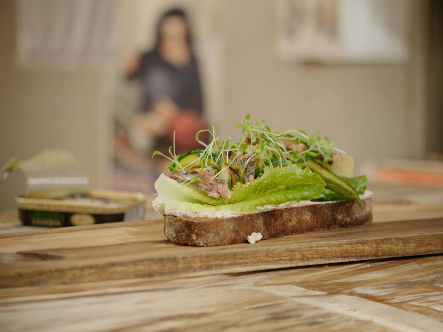 Toast met avocado, komkommer, courgette en sardines