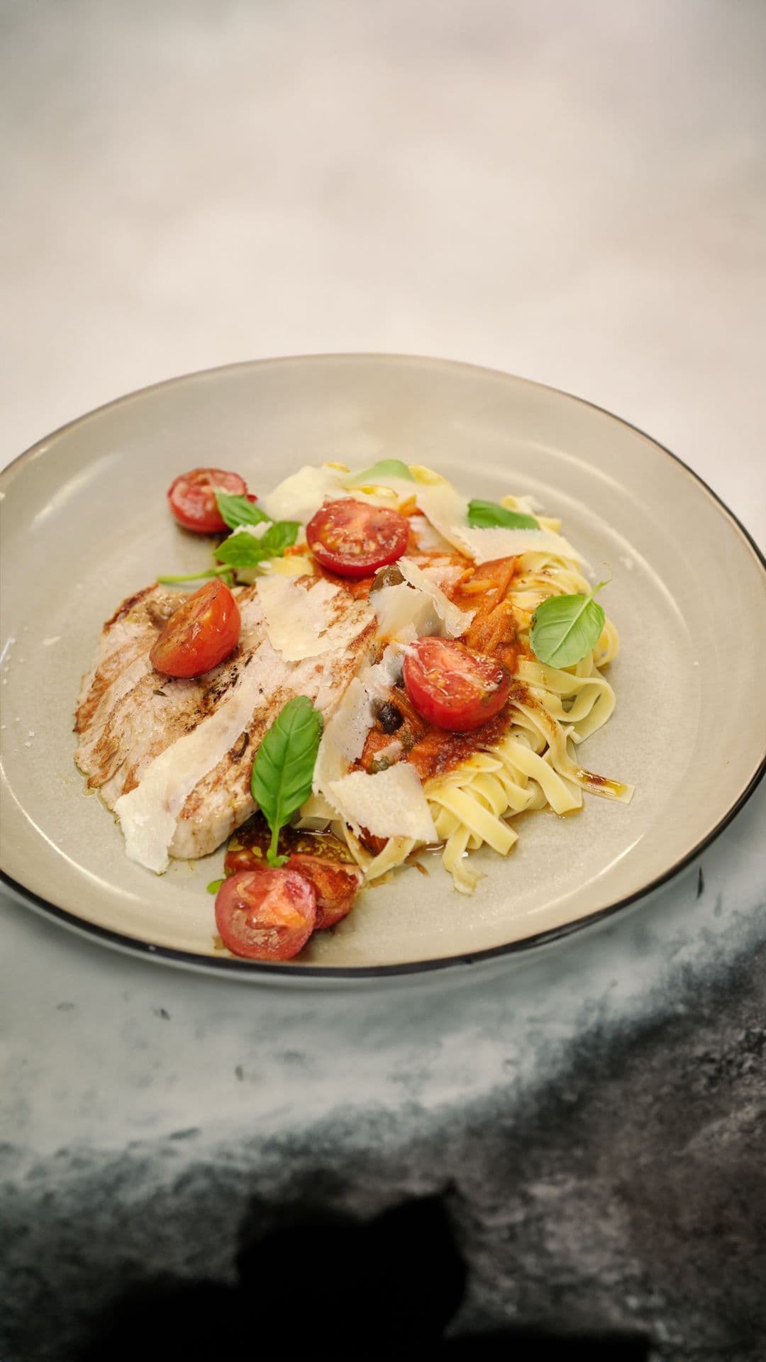Kalfslapjes met pasta en gekonfijte tomaten
