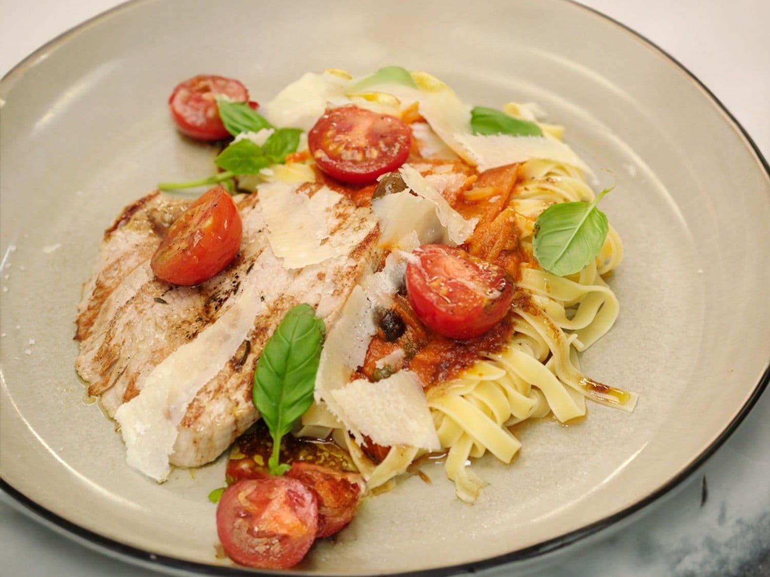 Kalfslapjes met pasta en gekonfijte tomaten