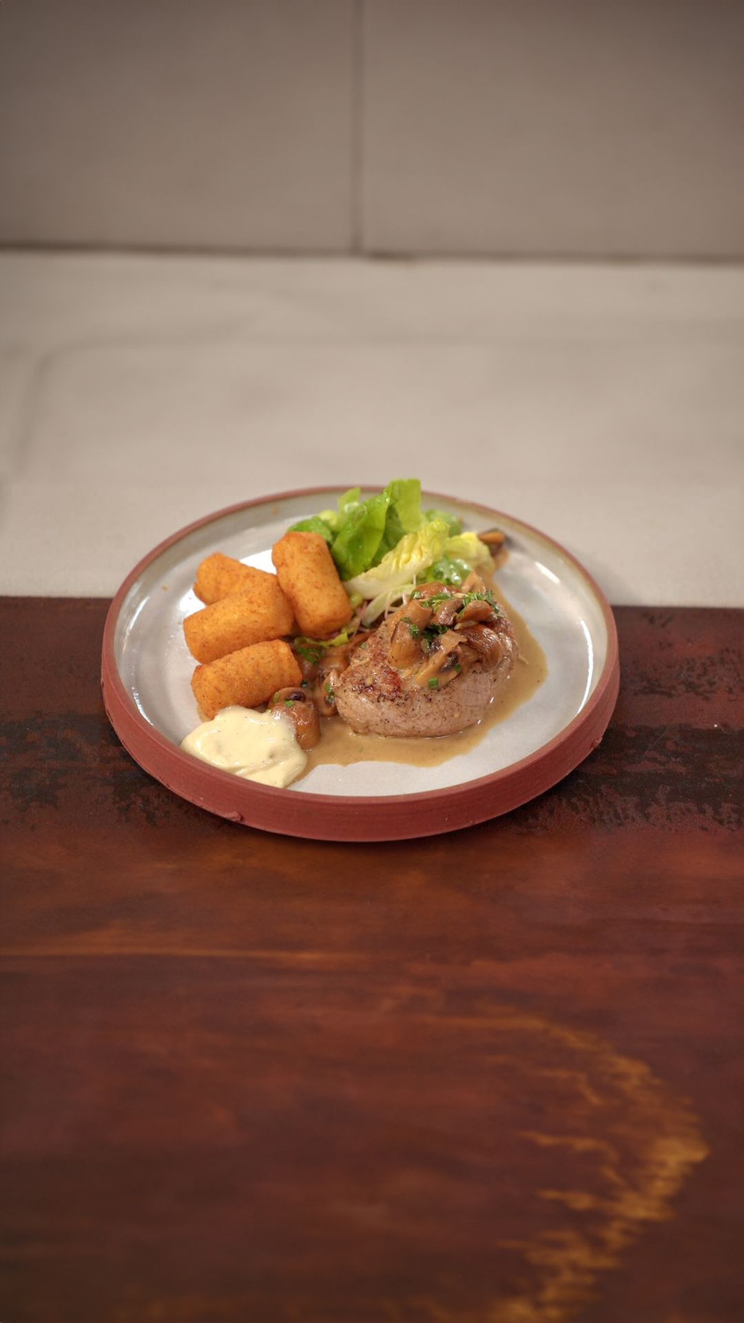 Kalfstournedos met sla, kroketten en champignonsaus