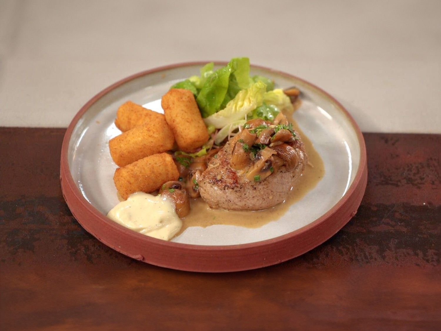 Kalfstournedos met sla, kroketten en champignonsaus