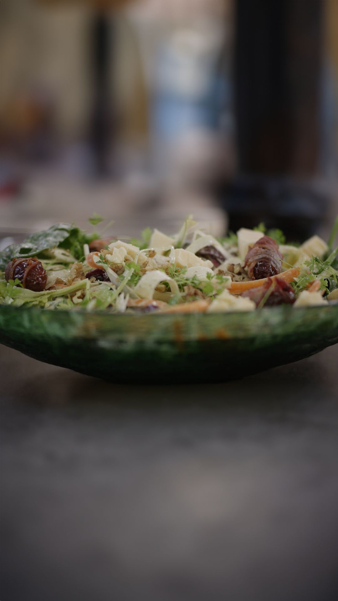 Wintersalade met brokkelkaas, dadels en spek