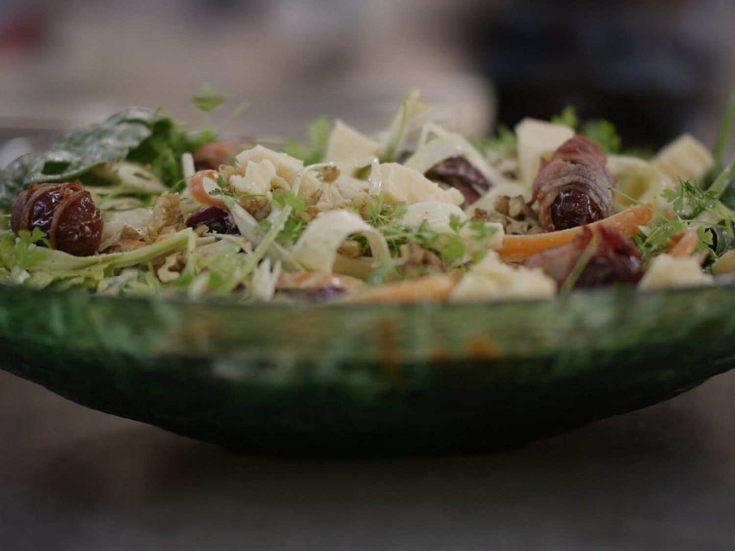 Wintersalade met brokkelkaas, dadels en spek