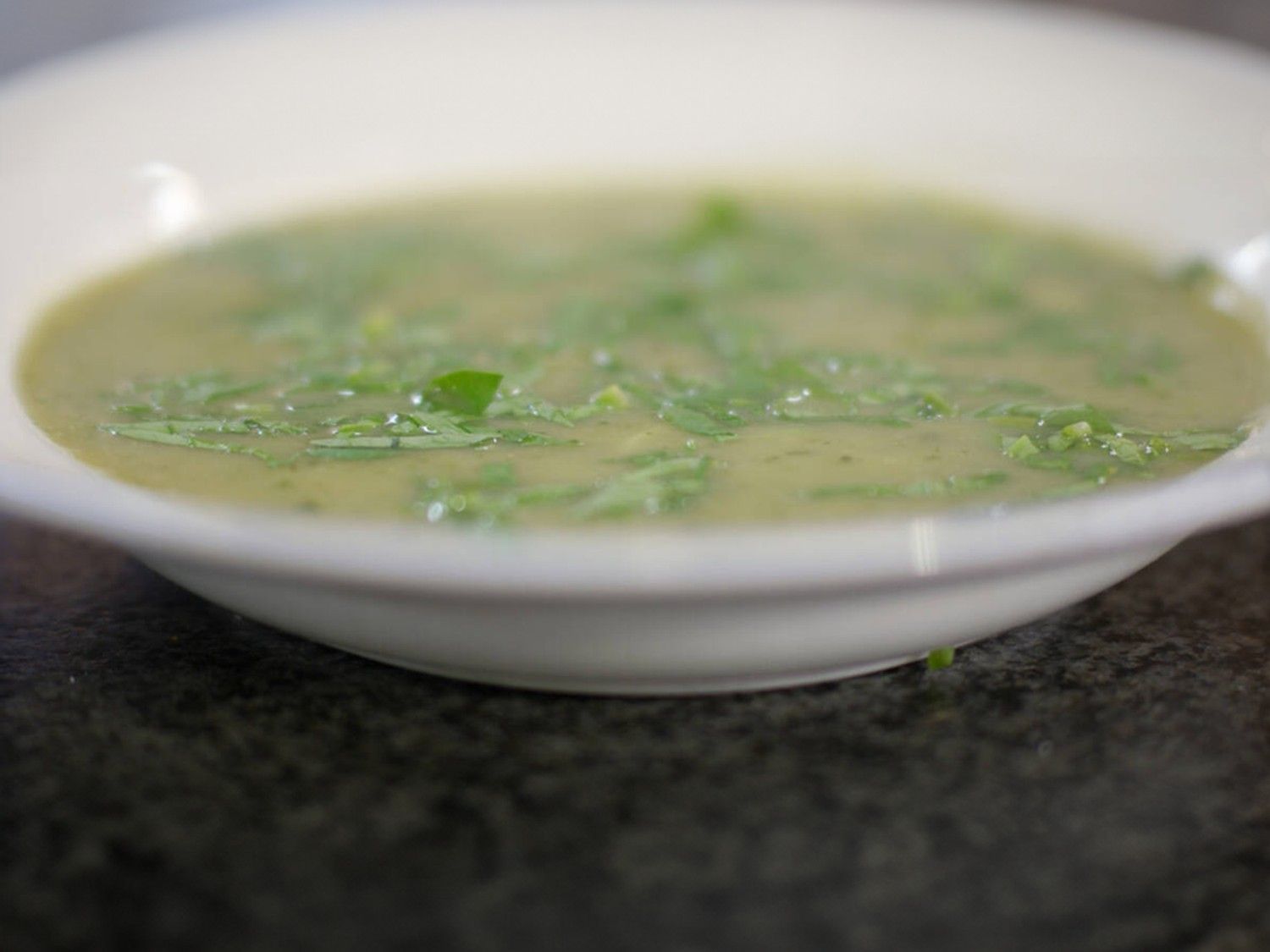 Courgette-waterkerssoep met blauwe kaas