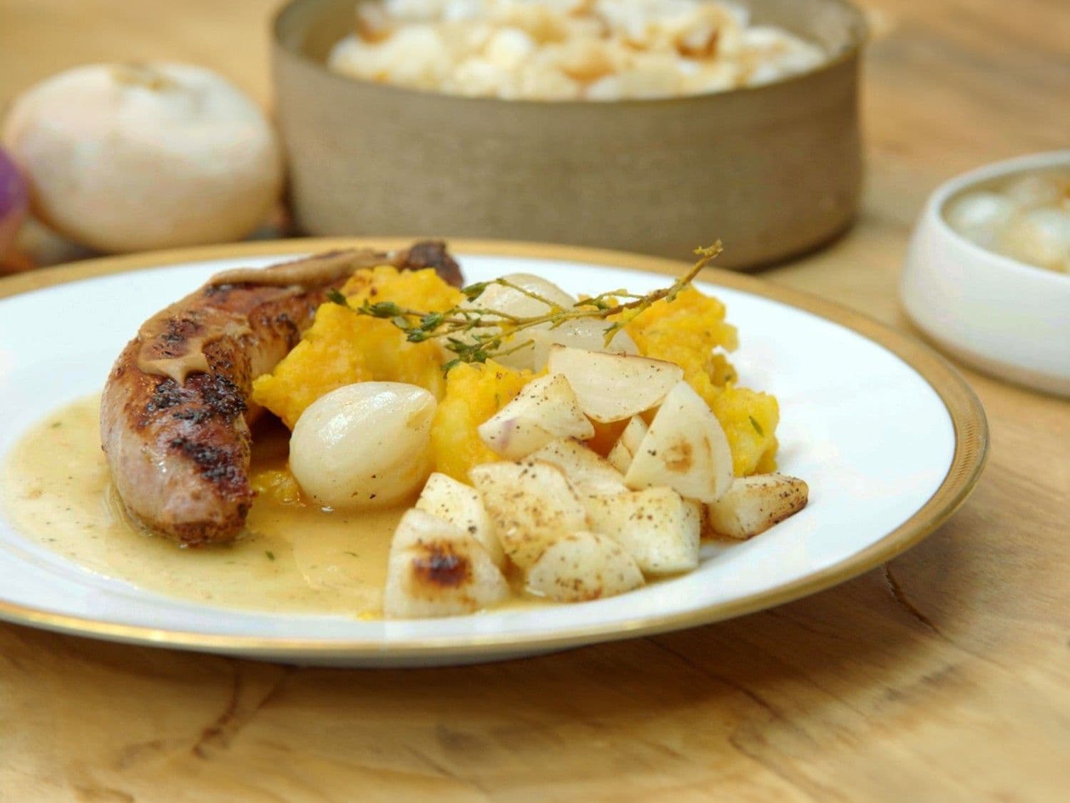 Braadworst met gebakken raapjes, pompoenpuree en jus met zilveruitjes