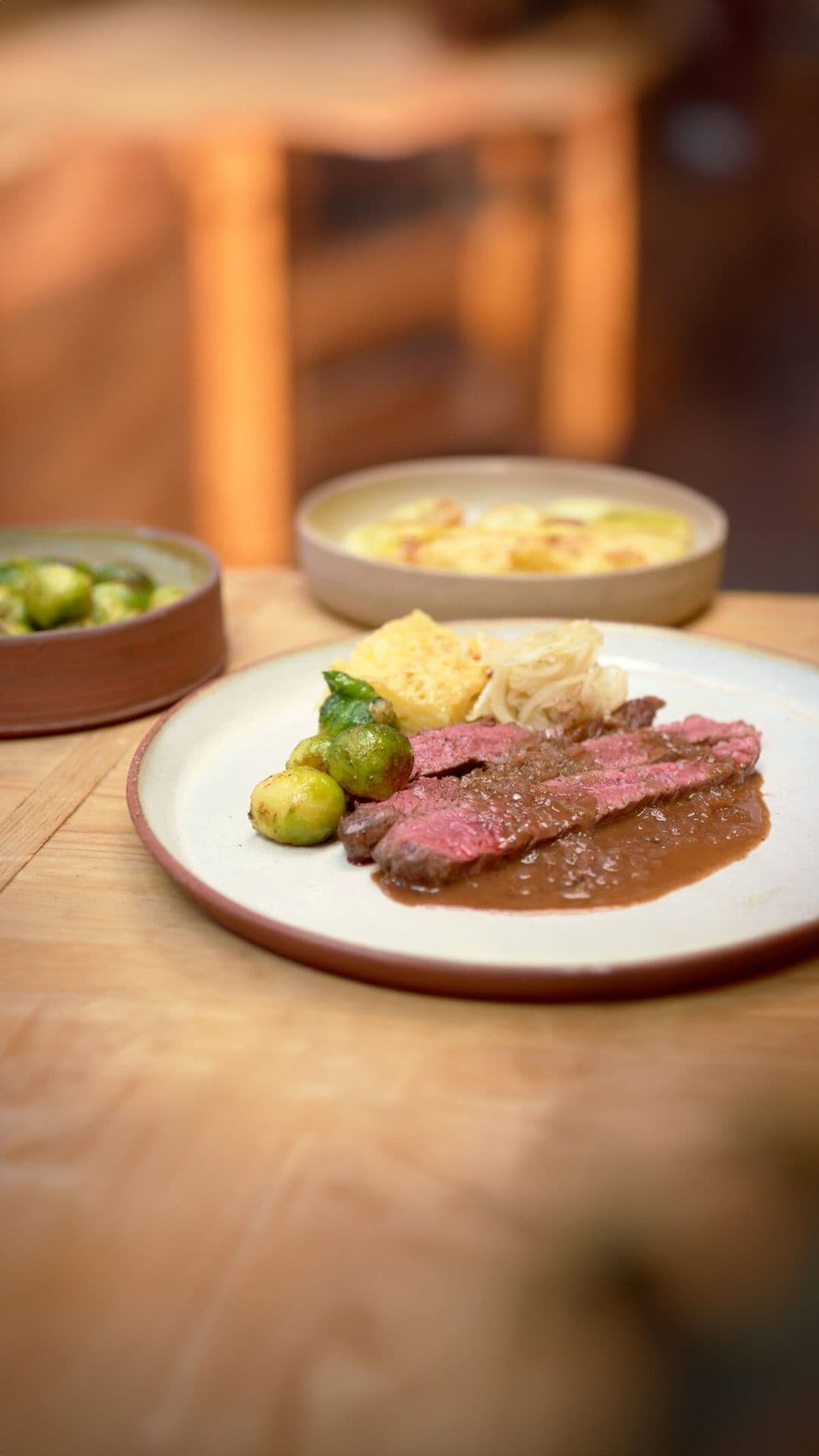 Onglet met gestoofde witte kool, rode wijnsaus en gratin