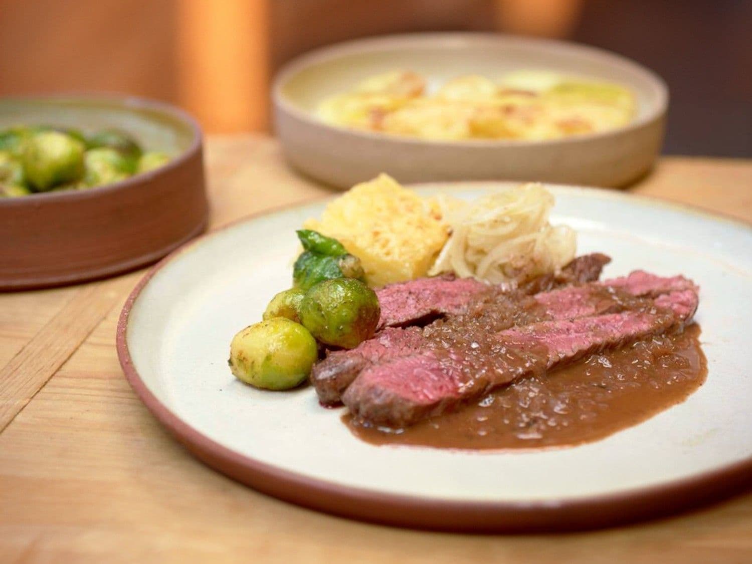 Onglet met gestoofde witte kool, rode wijnsaus en gratin