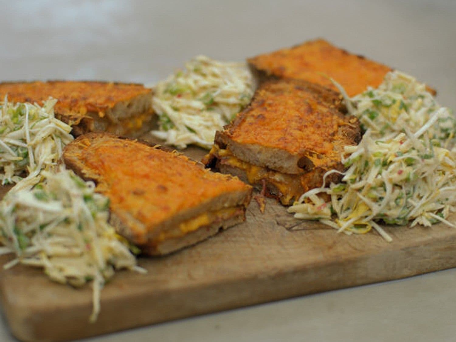 croque met vers brood, belgische witloof, droge ham en kaas