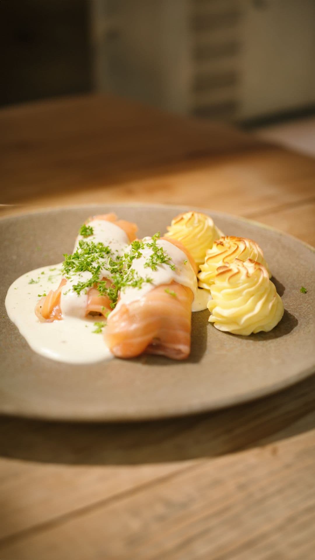 Preirolletjes met gerookte zalm en hertoginnenaardappelen