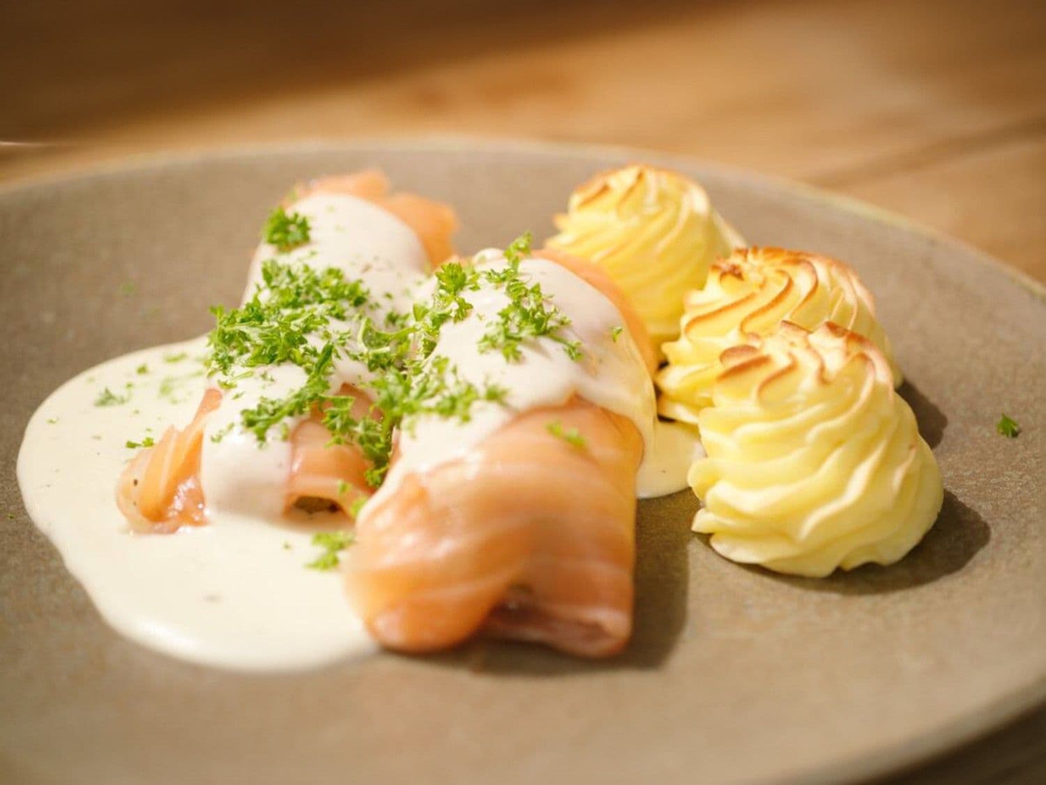 Preirolletjes met gerookte zalm en hertoginnenaardappelen