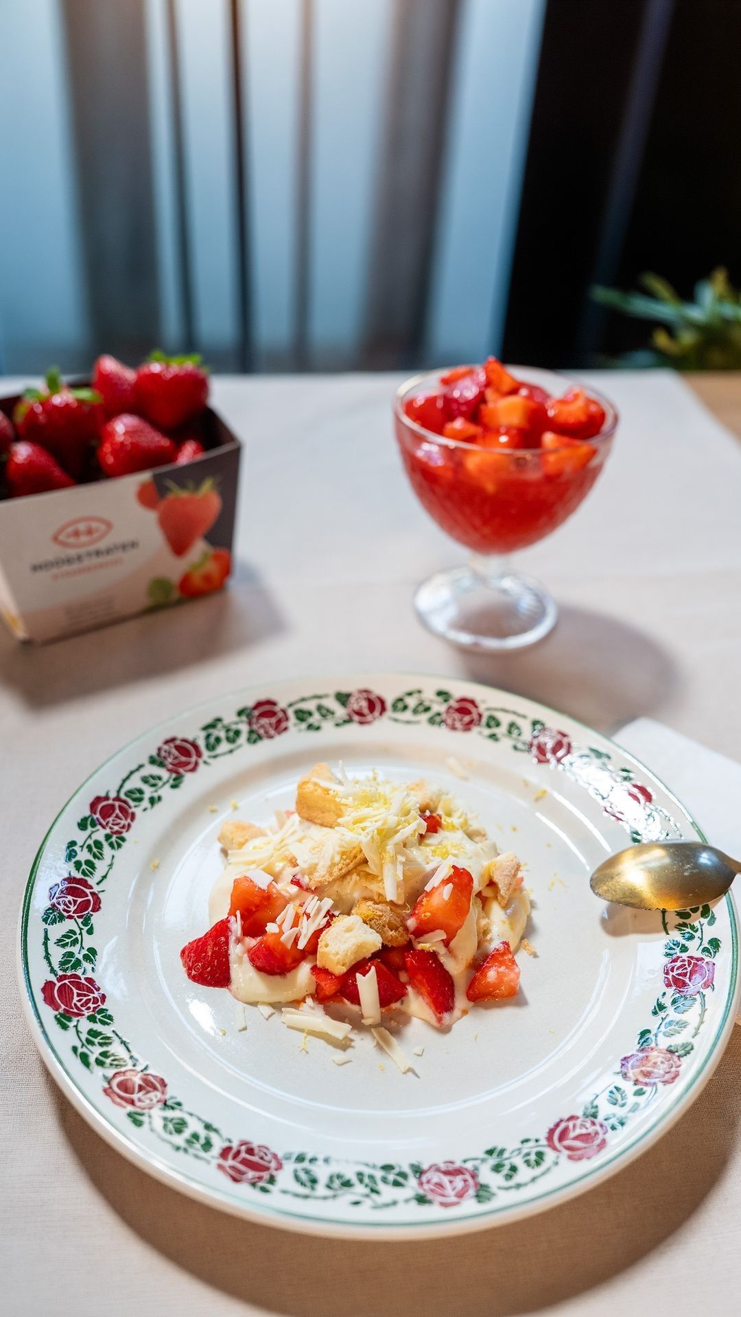 Aardbeien, mousse van mascarpone en citroen, lange vingers en slushy van aardbeien