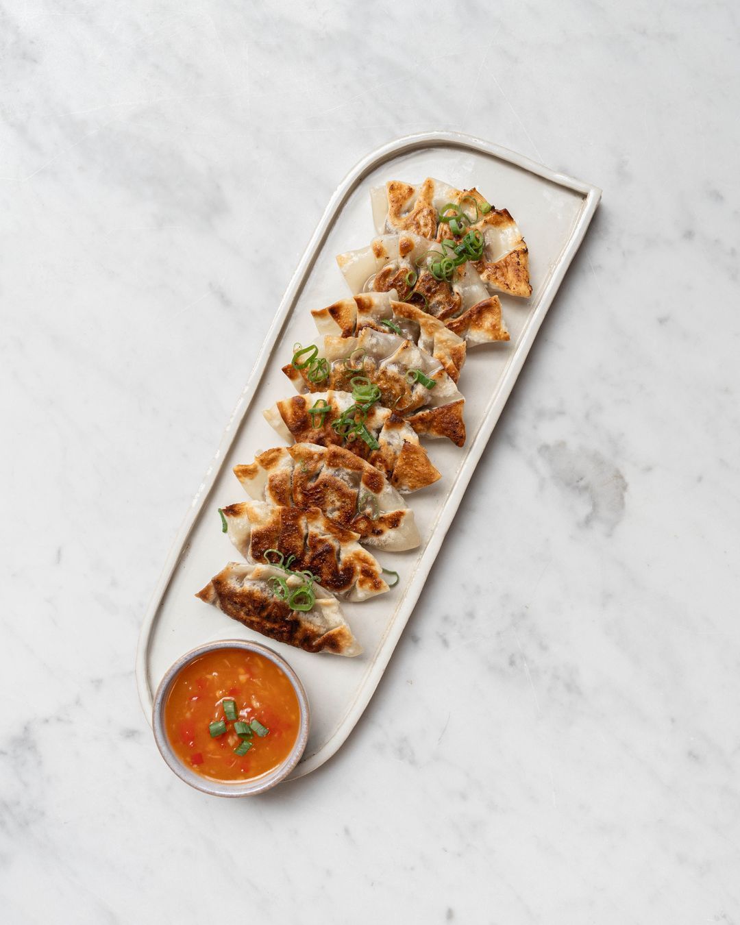 Gyoza gevuld met oesterzwam en zelfgemaakte sweet-chilisaus