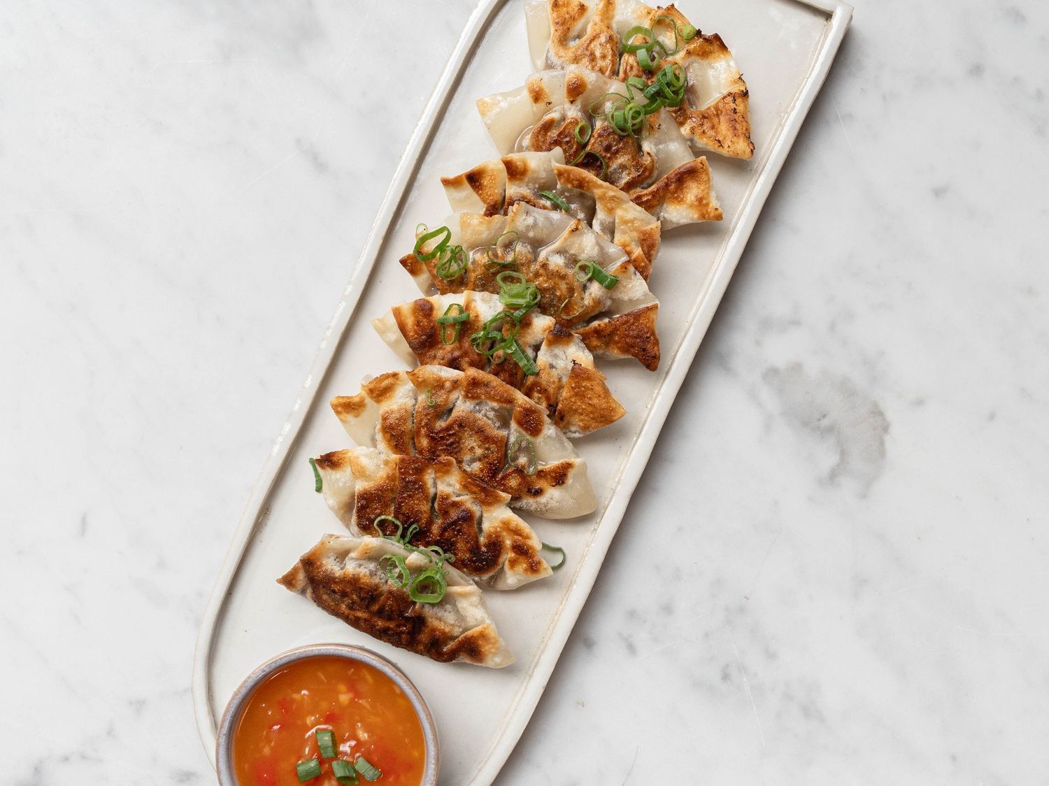 Gyoza gevuld met oesterzwam en zelfgemaakte sweet-chilisaus
