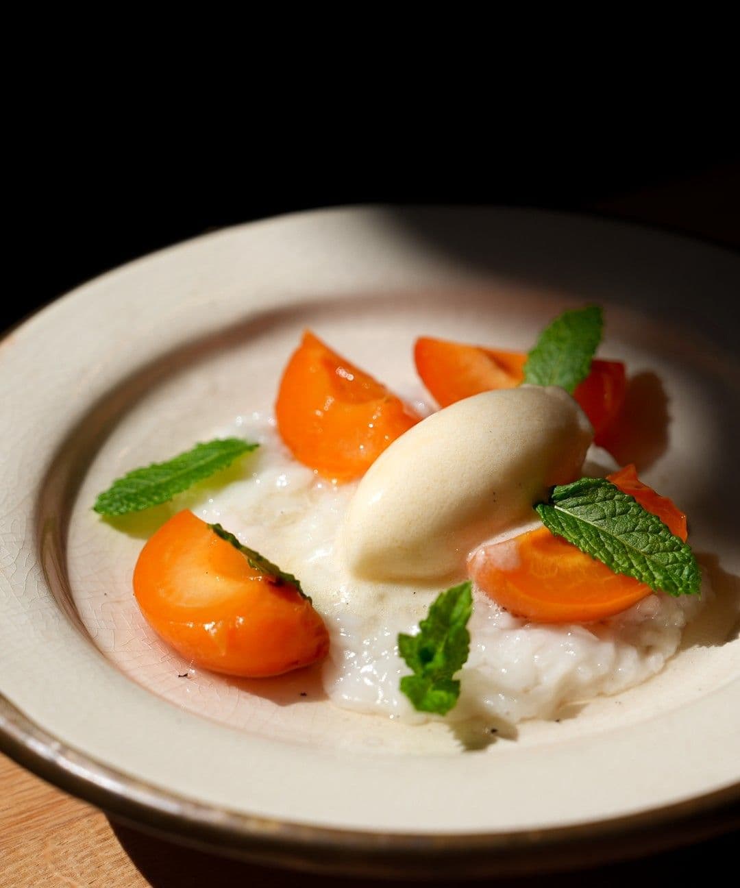 Gepocheerde abrikozen met sticky rice en een sorbet van abrikoos en limoenblad