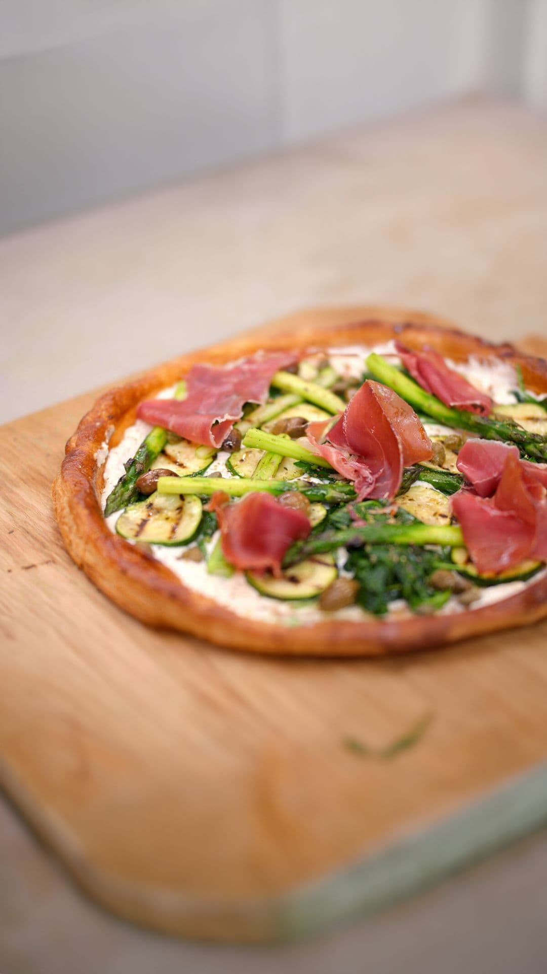 Bladerdeegpizza met groene groenten en ham