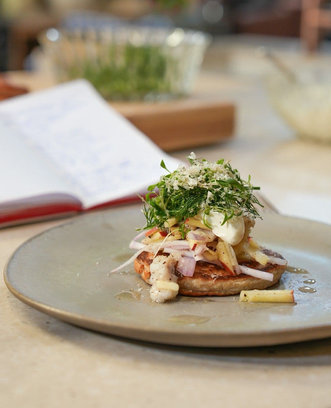 Haringsalade met appel, haverblini's en zure room