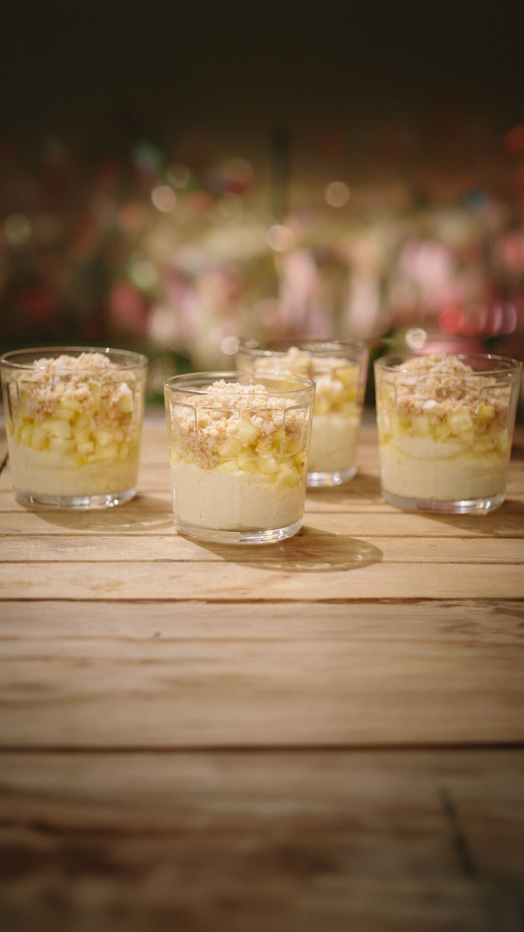 Griesmeelpudding met ananas en kokoskoekjes