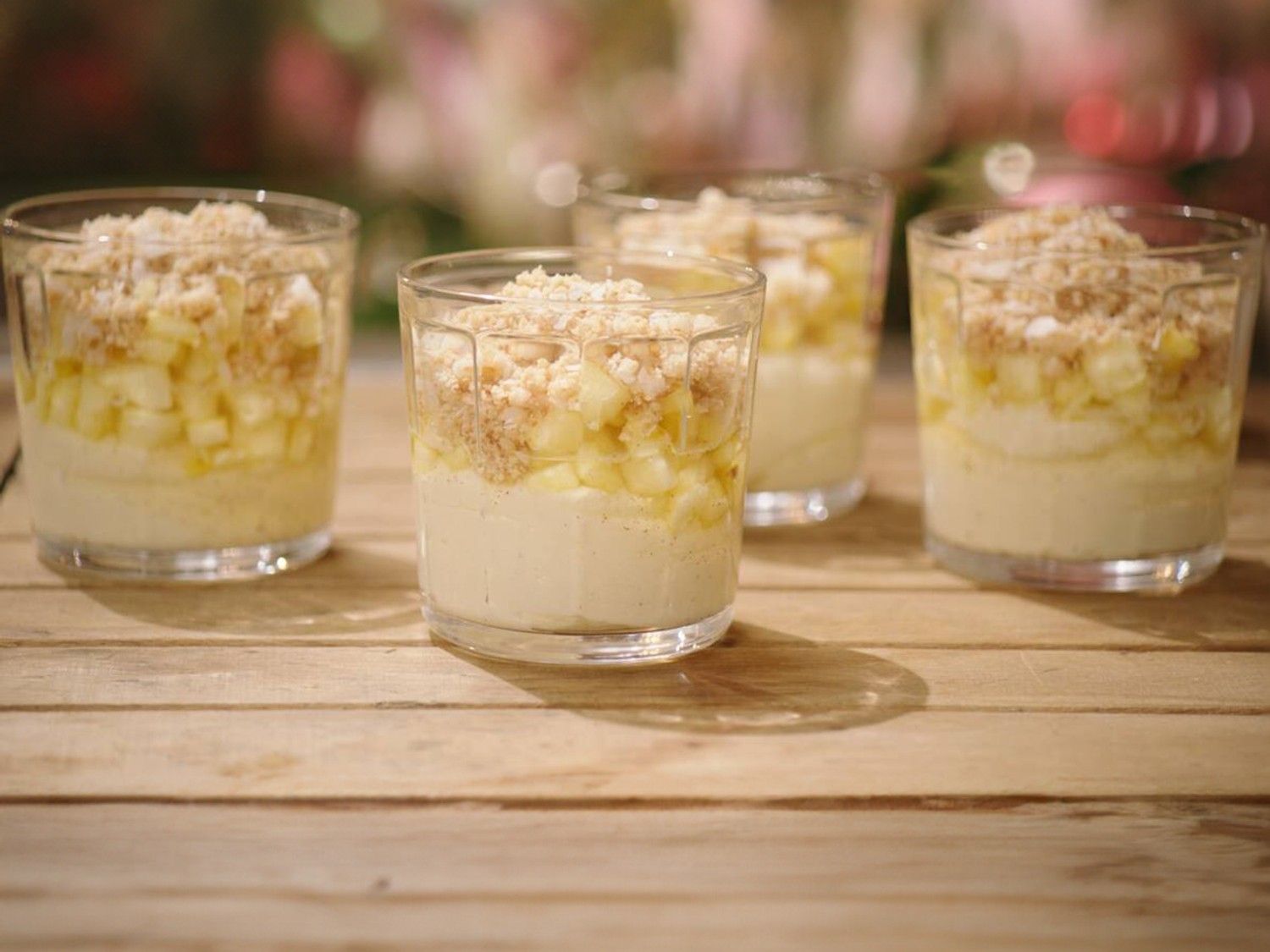 Griesmeelpudding met ananas en kokoskoekjes