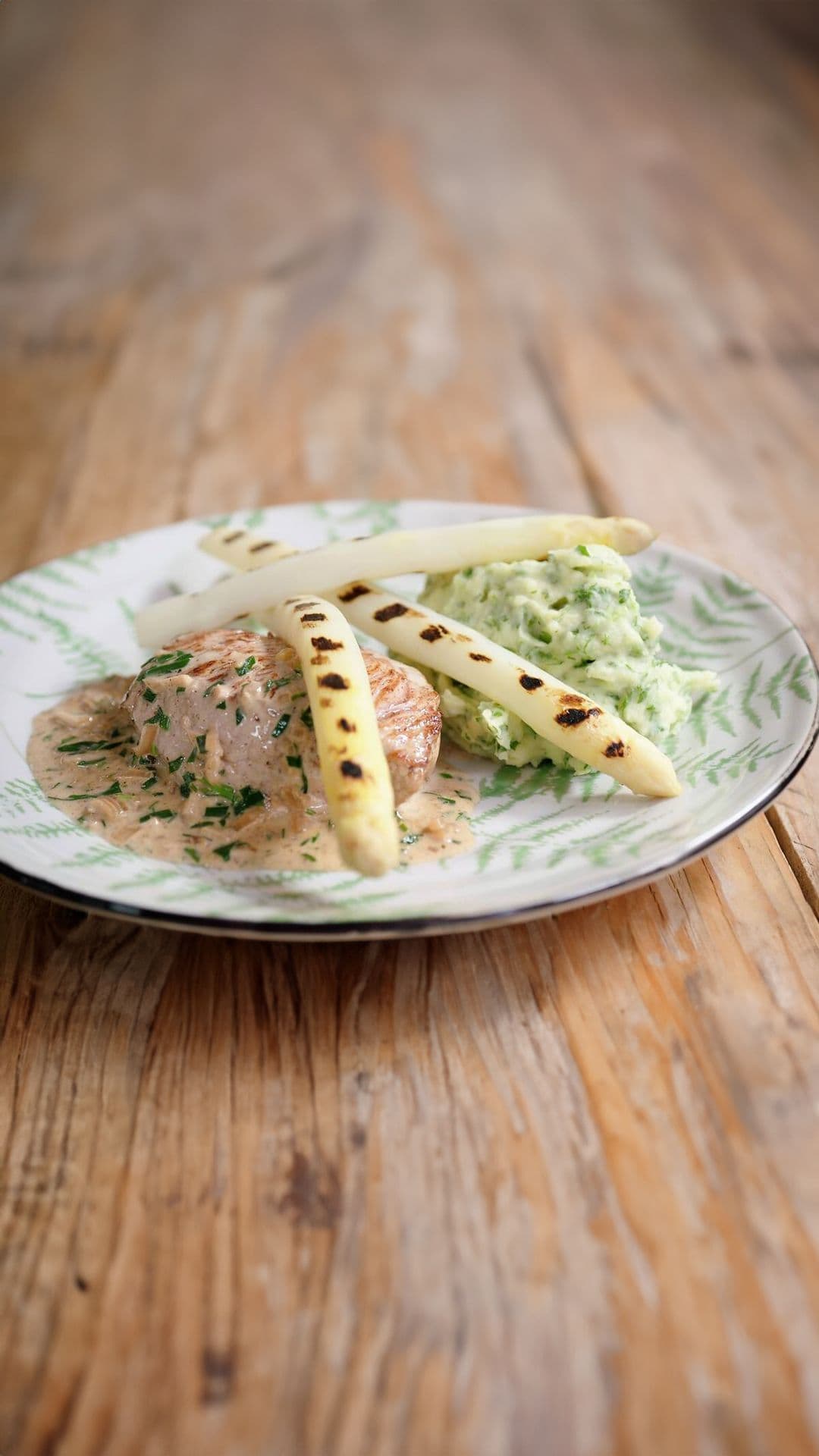 Kalfsmedaillon met asperges, kervelpuree en roomsausje met dragon