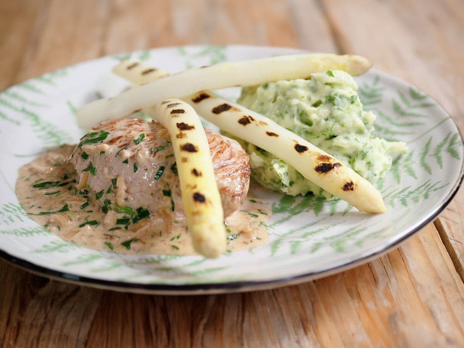 Kalfsmedaillon met asperges, kervelpuree en roomsausje met dragon