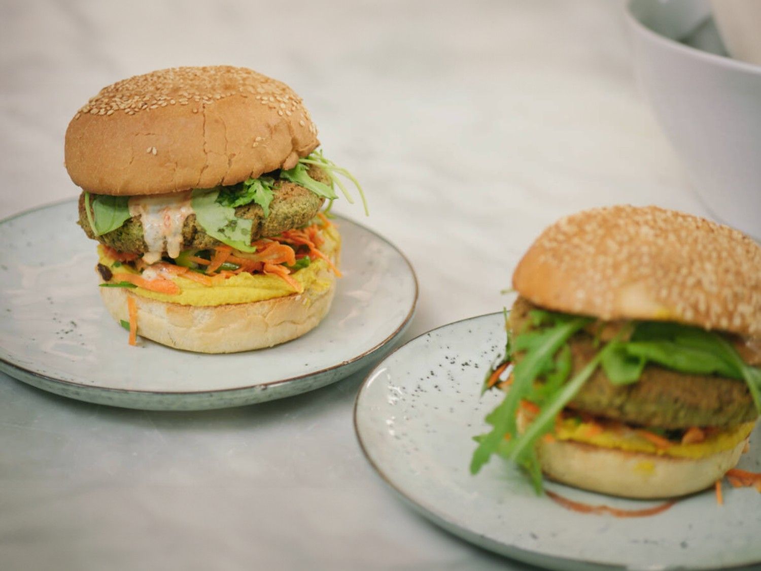 Kikkererwtenburger met curryhummus en wortelsalade