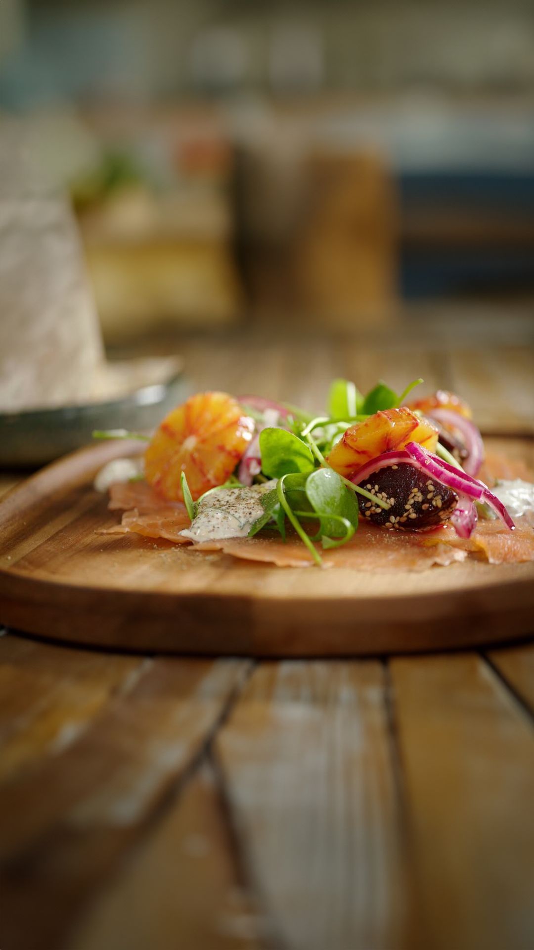 Salade met gerookte zalm, rode biet en bloedappelsien