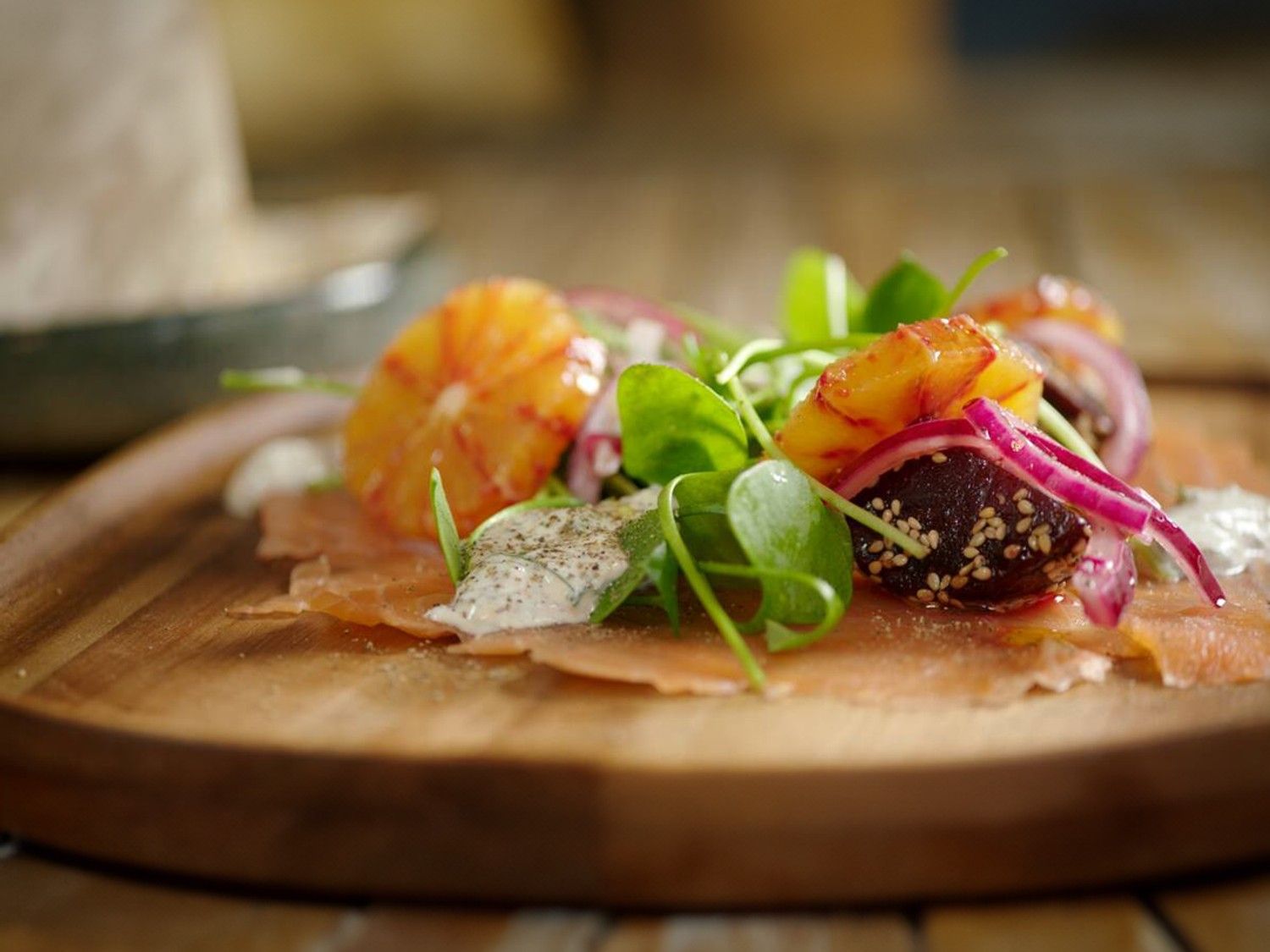 Salade met gerookte zalm, rode biet en bloedappelsien