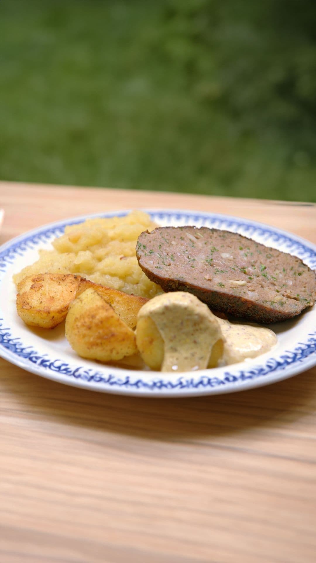Gehaktbrood met appelcompote en gebakken aardappelen