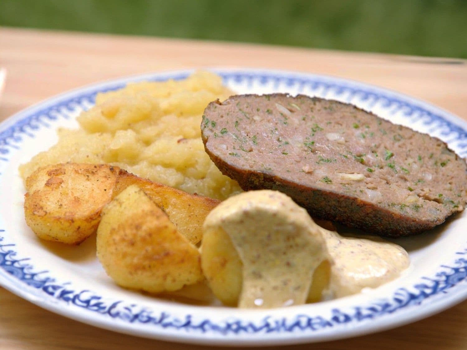 Gehaktbrood met appelcompote en gebakken aardappelen