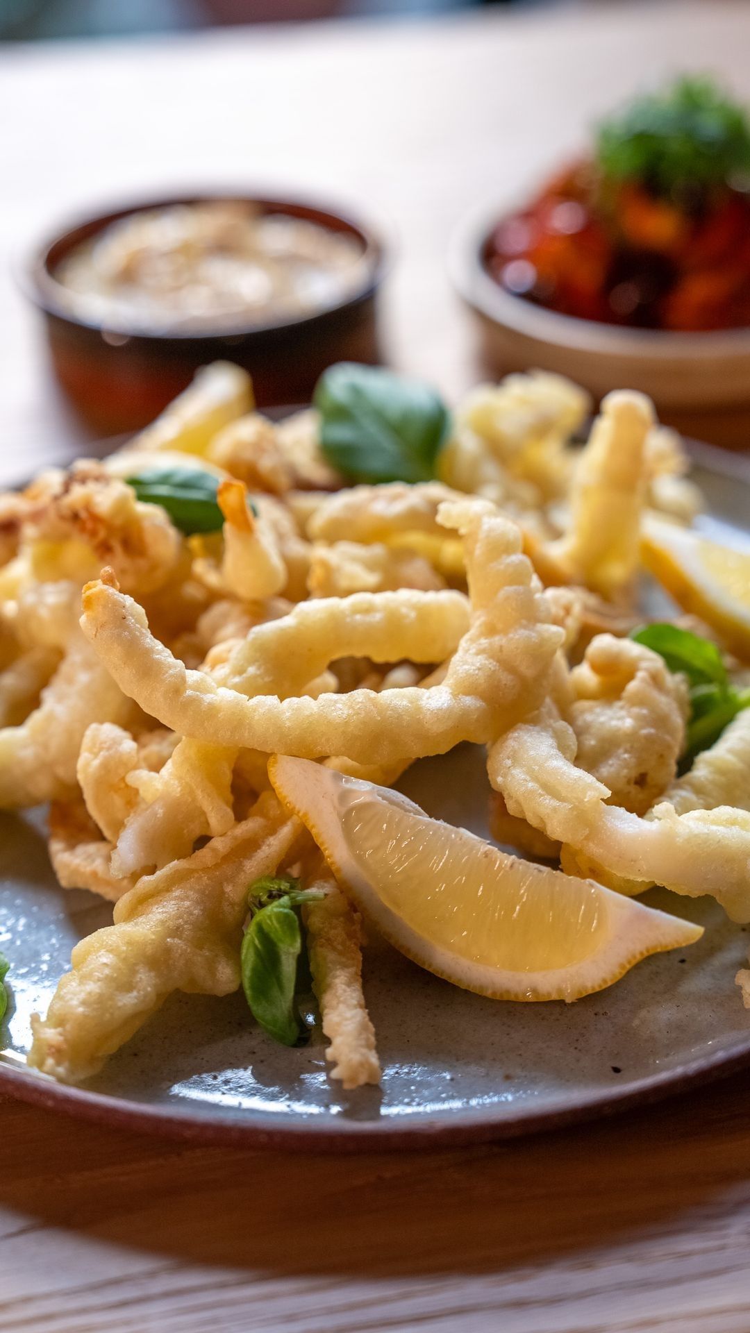 Zeekat 'fritti' met pittige caponata en citroenaioli