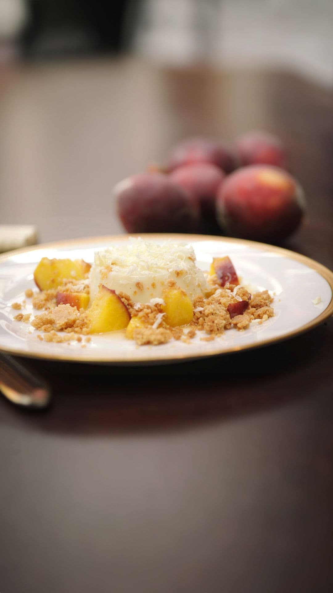Panna cotta van witte chocolade met perzik