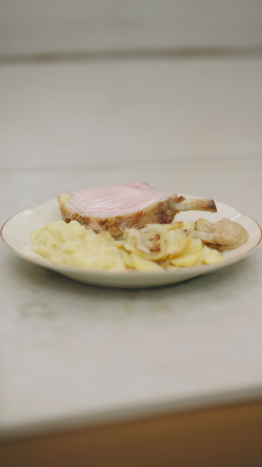 Varkenskroon met pommes à la boulangère en appelmoes