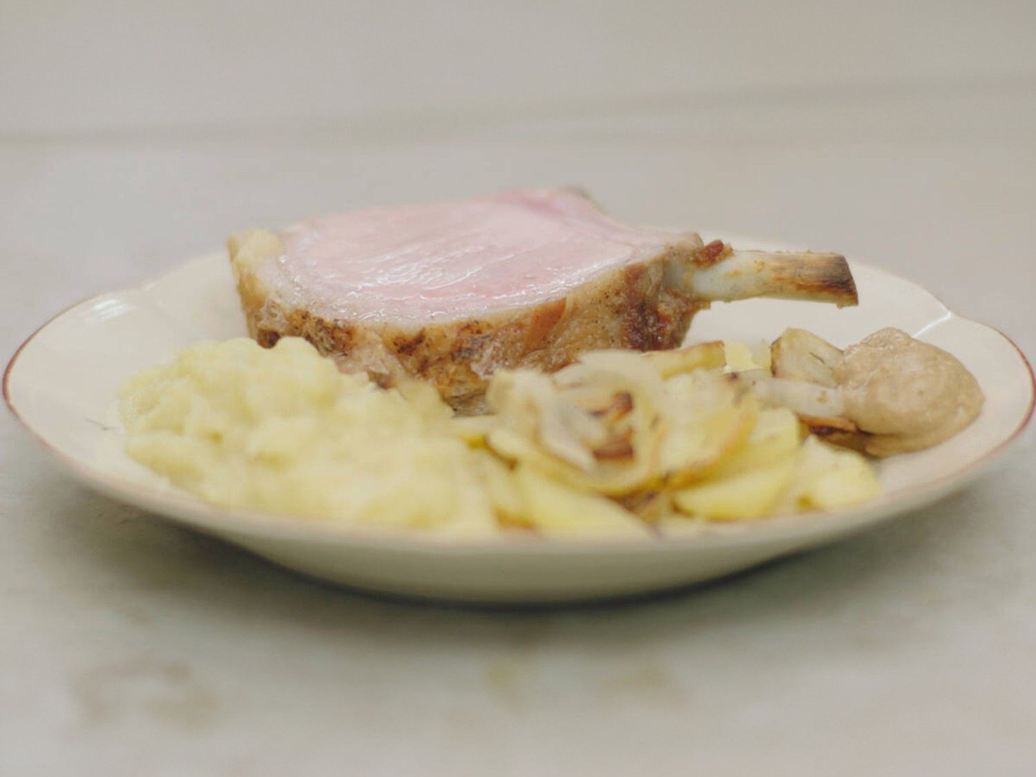 Varkenskroon met pommes à la boulangère en appelmoes