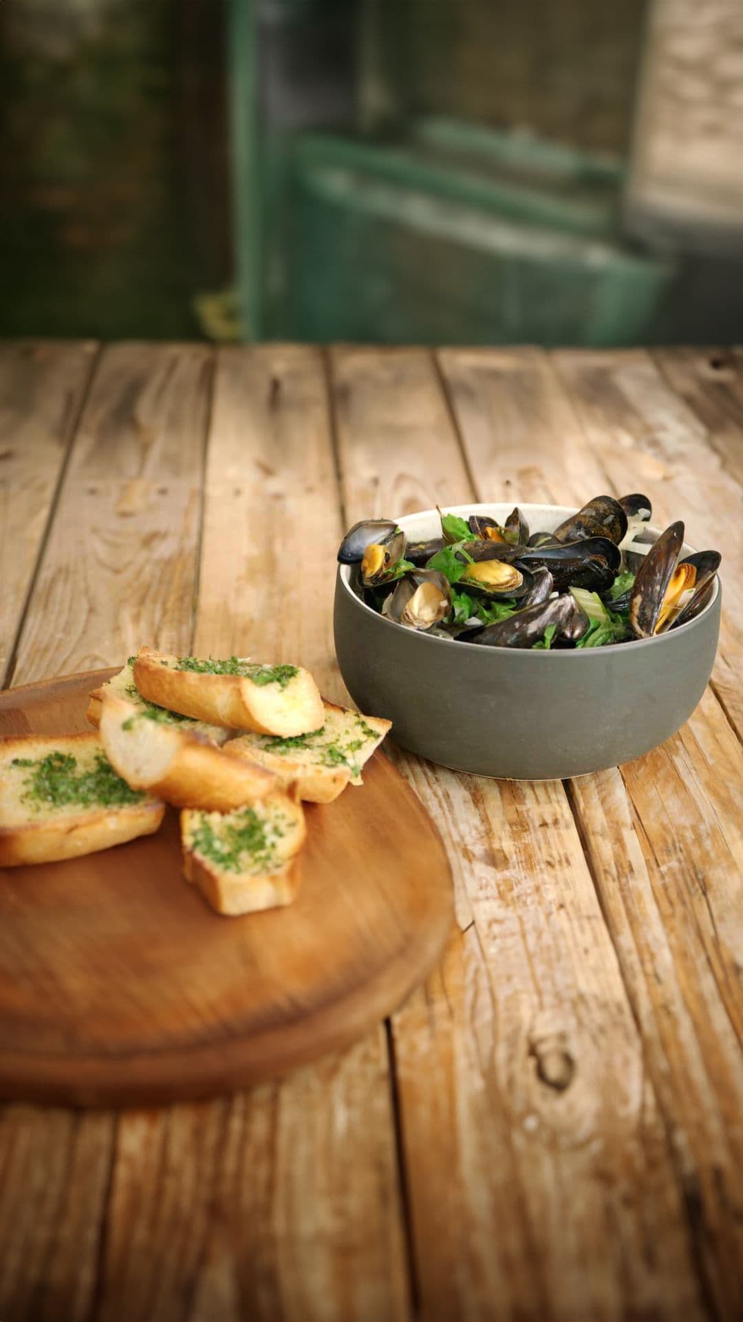 Mosselen met witbier en lookbroodjes