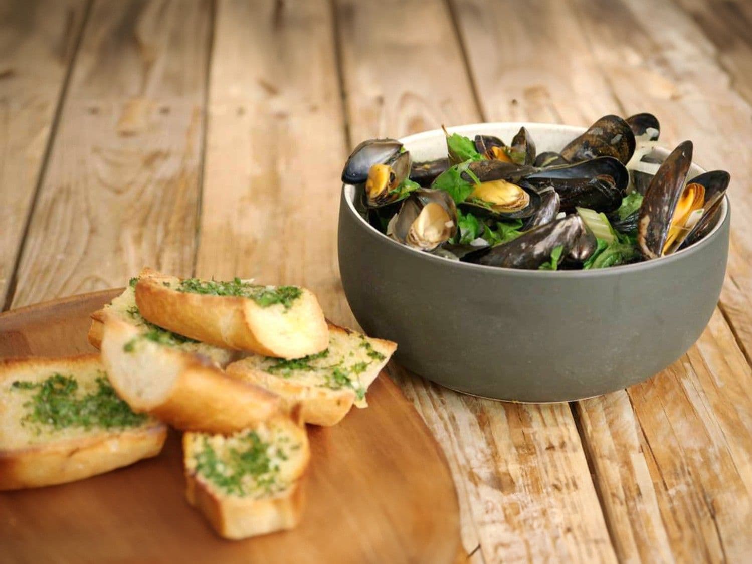 Mosselen met witbier en lookbroodjes