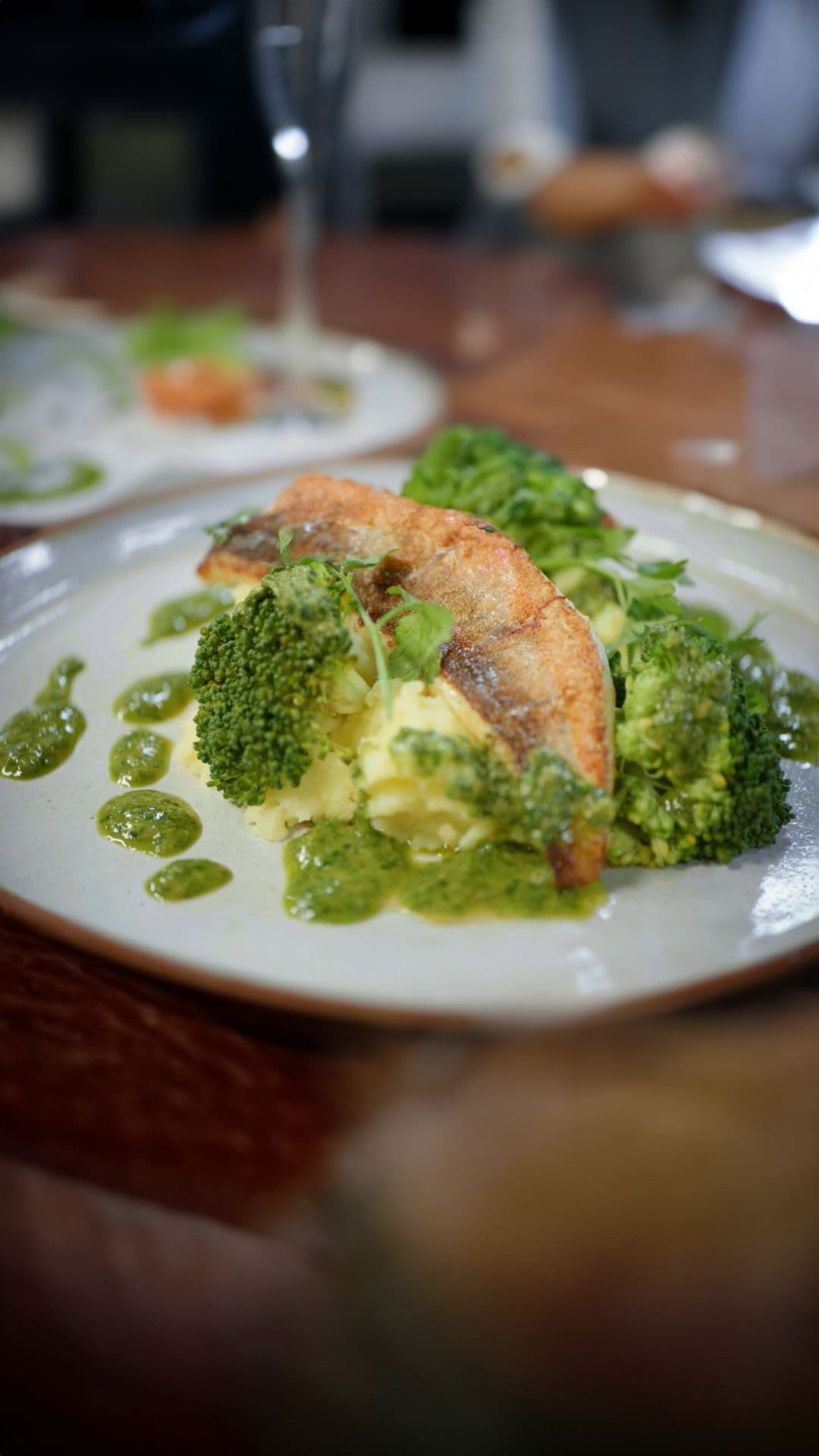 Rode poon met broccoli, salsa verde en puree