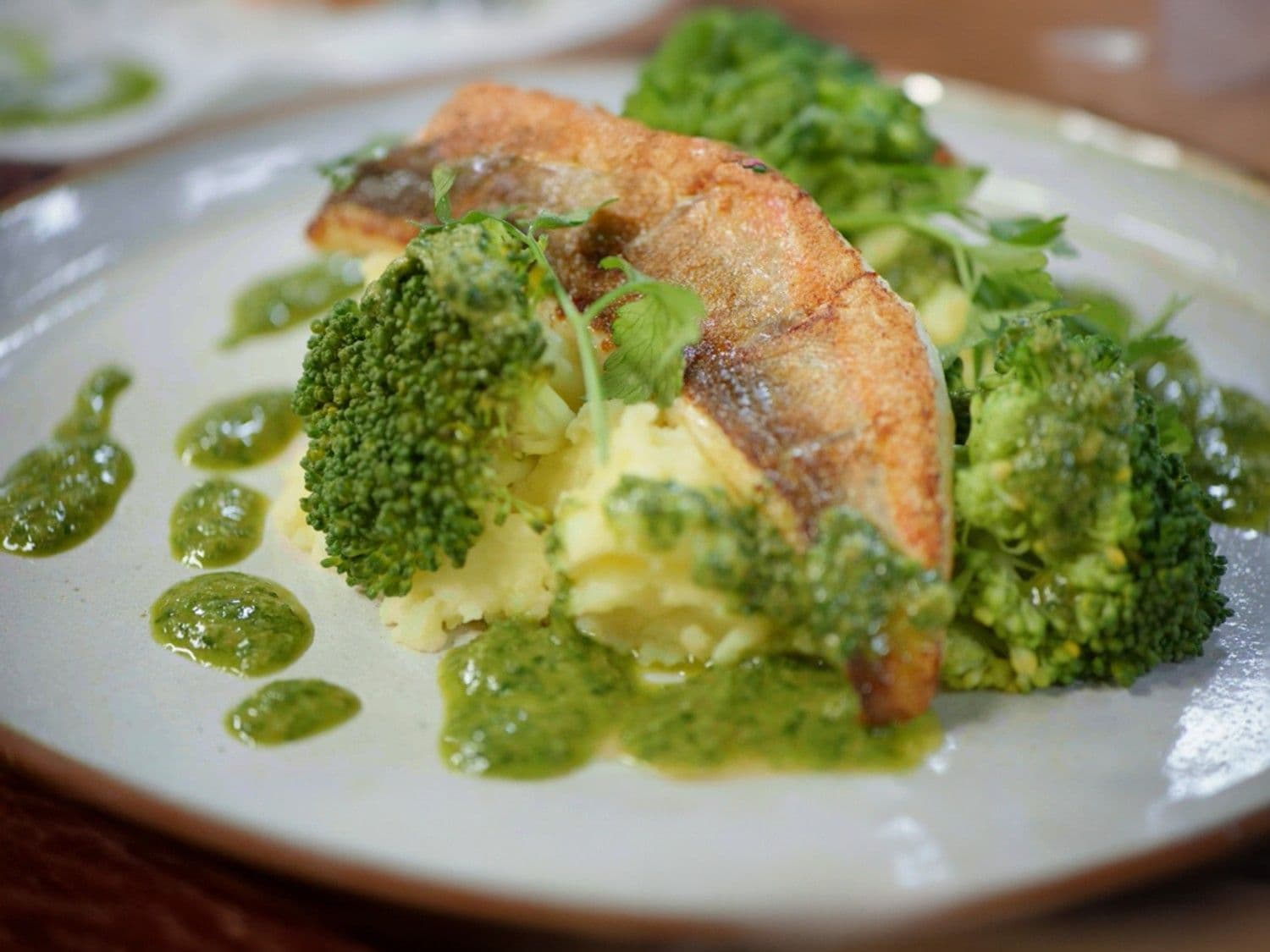 Rode poon met broccoli, salsa verde en puree