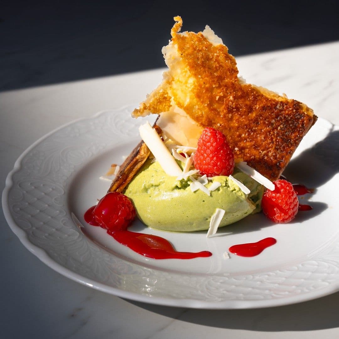 Matchamousse met witte chocolade, bladerdeeg en frambozen