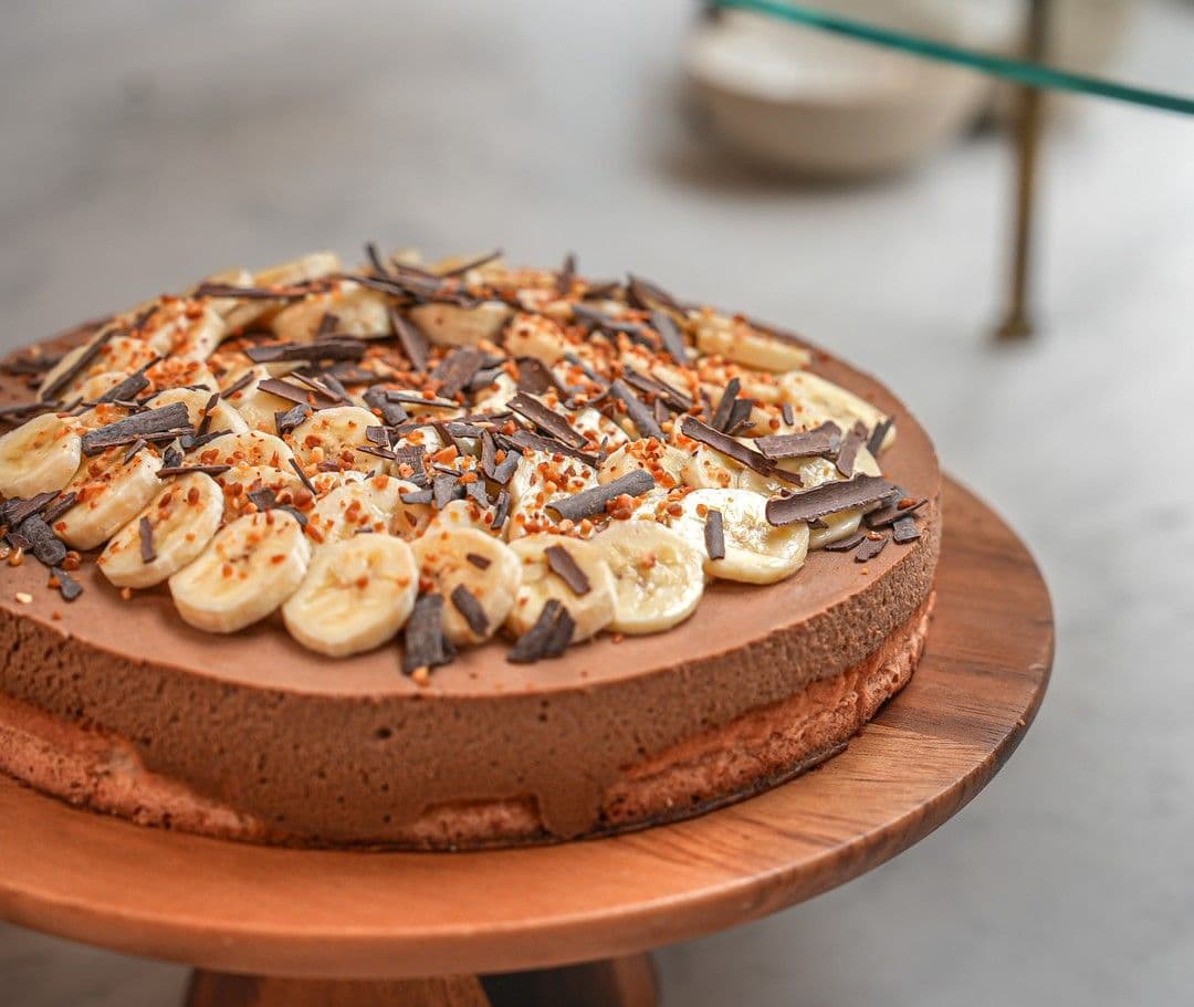Bananentaart met dacquoise en crème suisse met chocolade