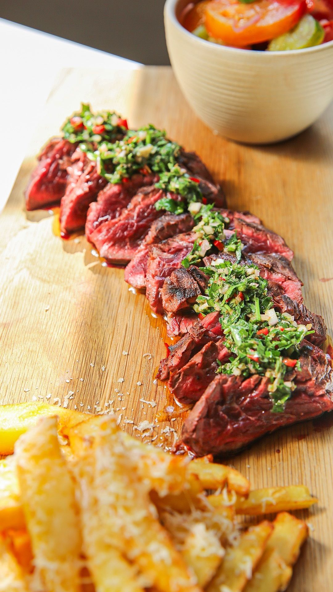 Onglet met chimichurri, parmezaanfrietjes en tomatensla