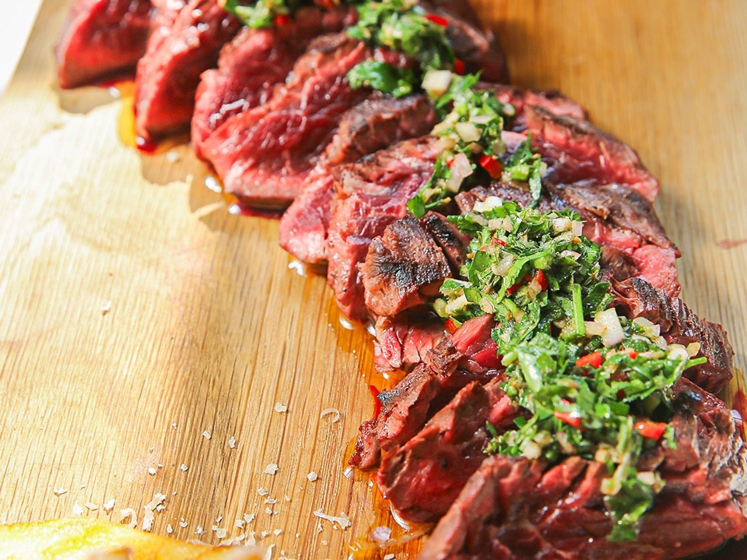 Onglet met chimichurri, parmezaanfrietjes en tomatensla