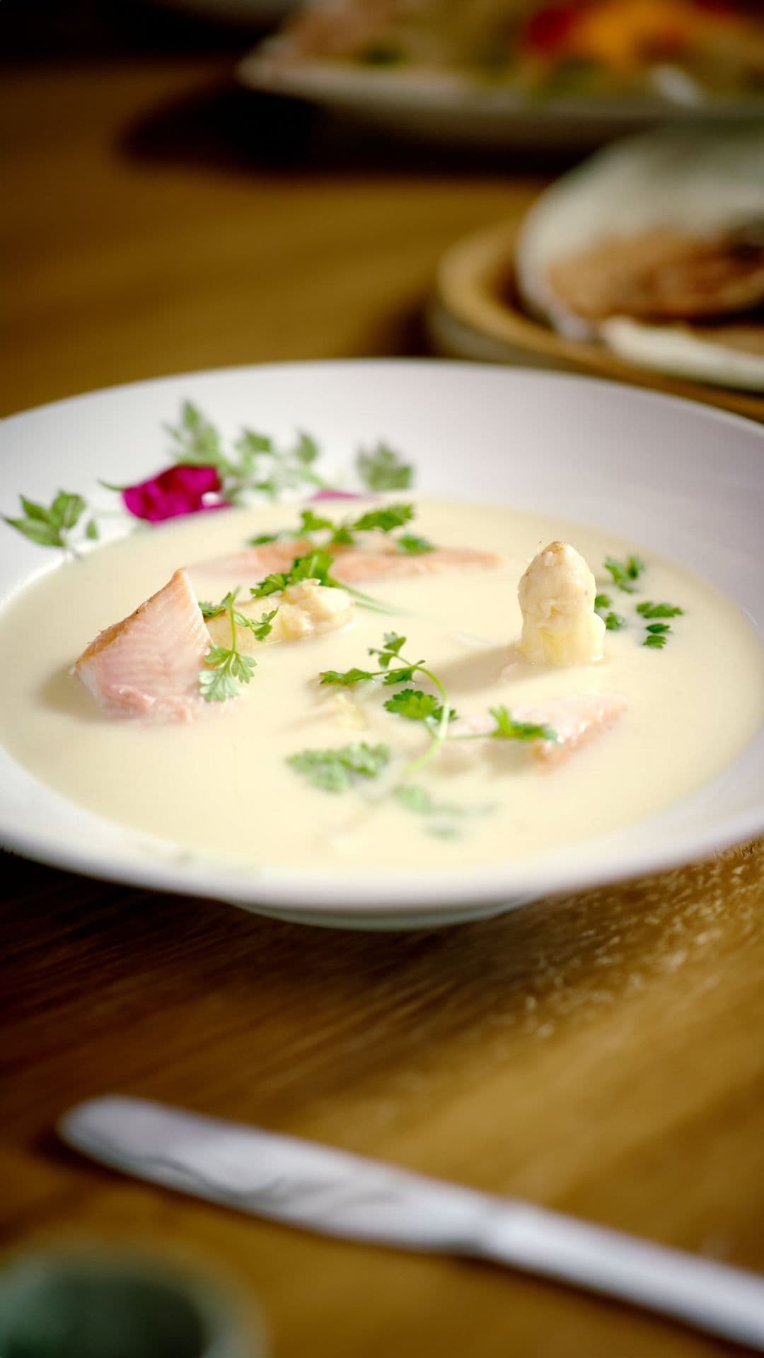 Vichyssoise van asperges met gerookte forel 